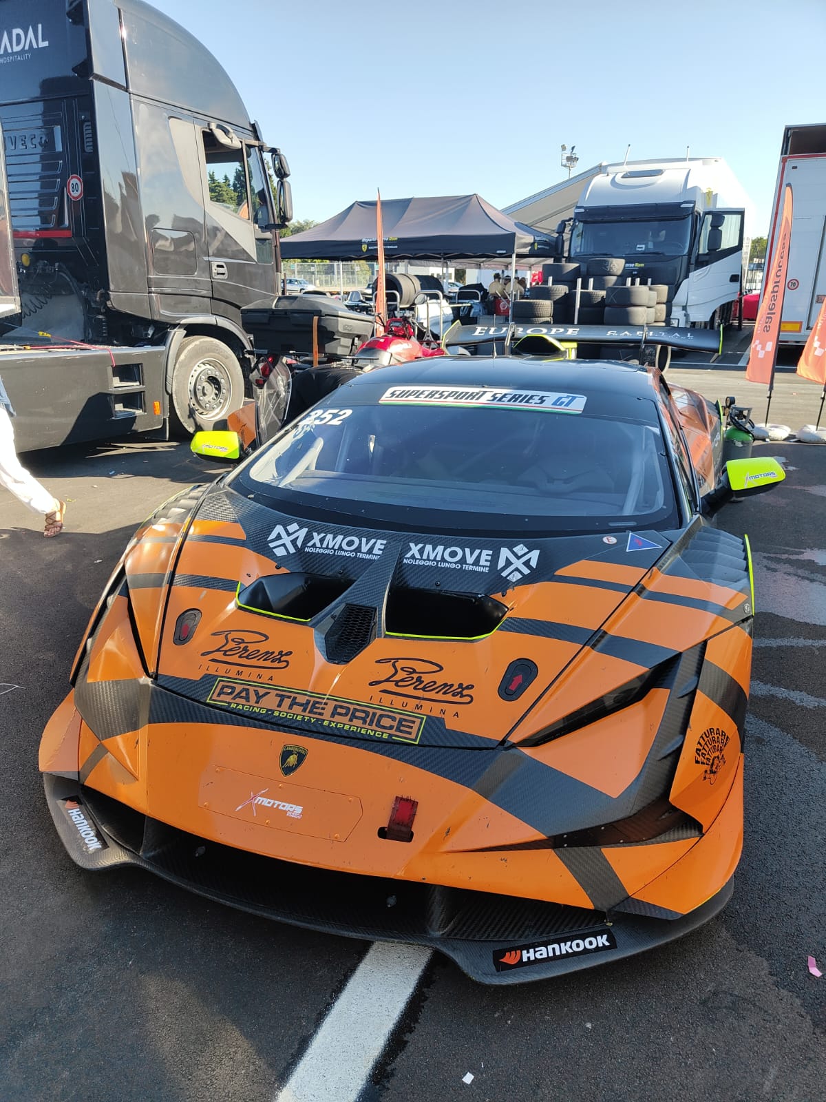 La #252 XMOVE nel paddock del Super Trofeo